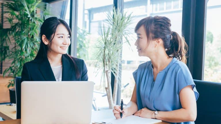 女性起業家の相談を受けている商工会議所指導員
