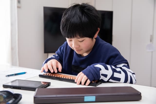 そろばんをする男の子