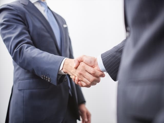 握手する男性