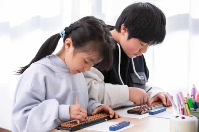 そろばんをする子供