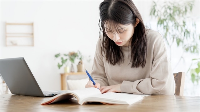 勉強する女性