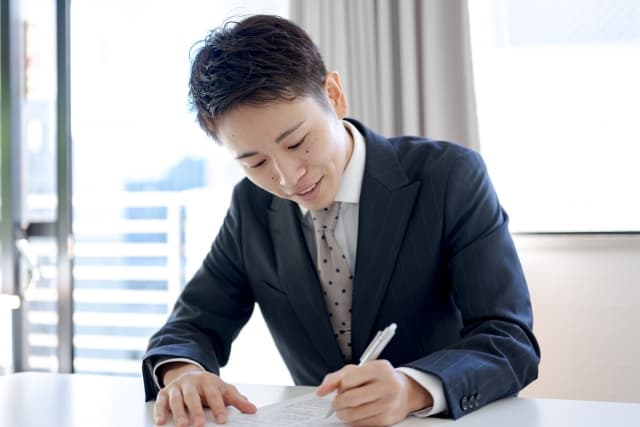 書類を書く男性