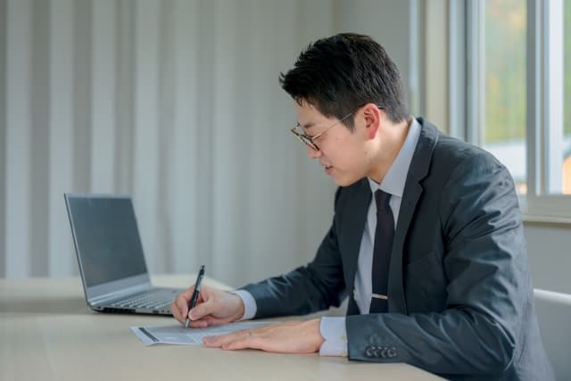書類を書く男性