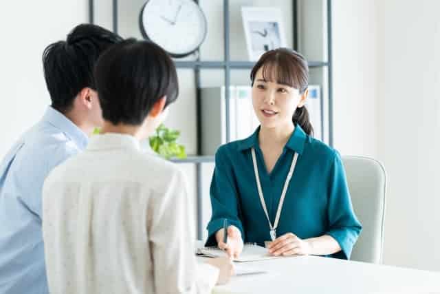 説明する女性