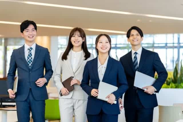 笑顔の若手社員