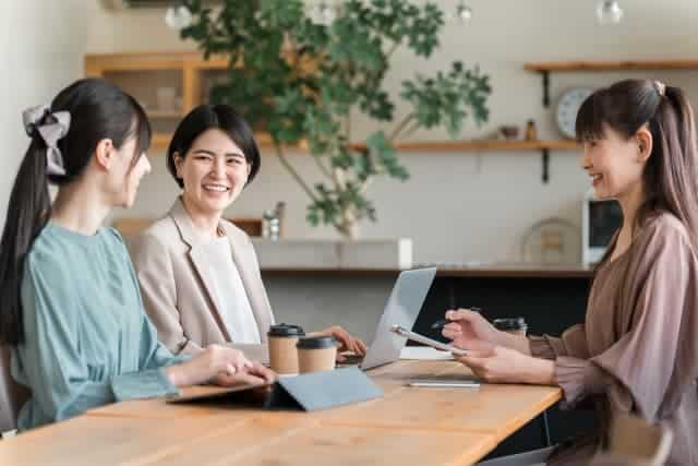 笑顔で会話する女性