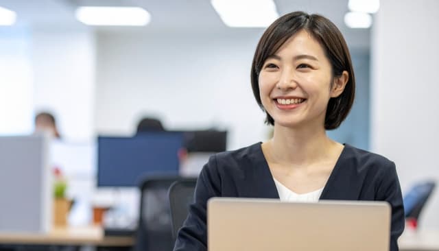 笑顔で対応する女性
