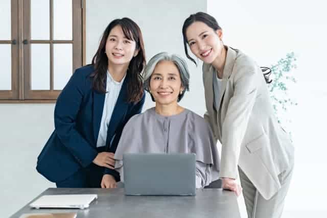 笑顔の女性社員
