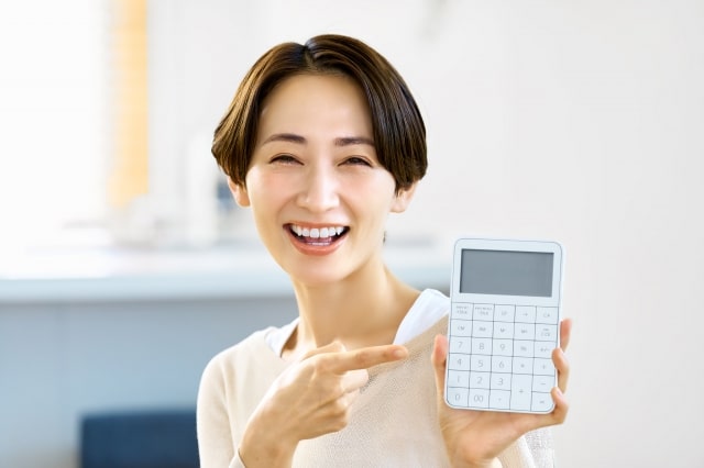 電卓を指差す女性